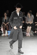 desfiles-commedesgarcons-parisverao2009menrtw-103