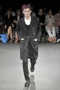 desfiles-commedesgarcons-parisverao2009menrtw-104