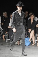 desfiles-commedesgarcons-parisverao2009menrtw-105