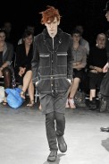 desfiles-commedesgarcons-parisverao2009menrtw-106