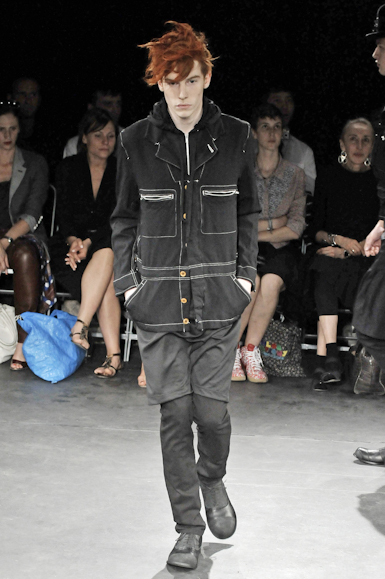 desfiles-commedesgarcons-parisverao2009menrtw-106