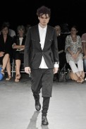desfiles-commedesgarcons-parisverao2009menrtw-107