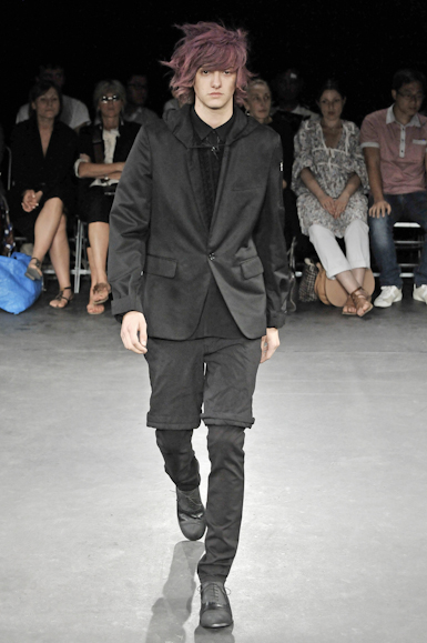 desfiles-commedesgarcons-parisverao2009menrtw-108