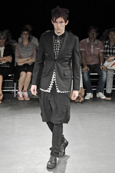desfiles-commedesgarcons-parisverao2009menrtw-109