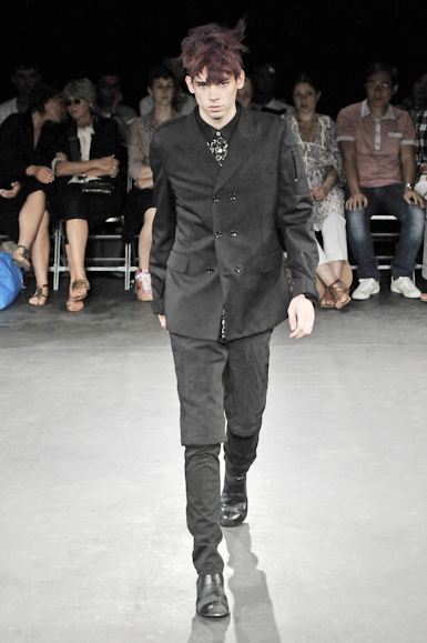 desfiles-commedesgarcons-parisverao2009menrtw-110