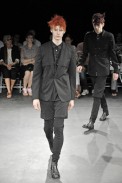desfiles-commedesgarcons-parisverao2009menrtw-111