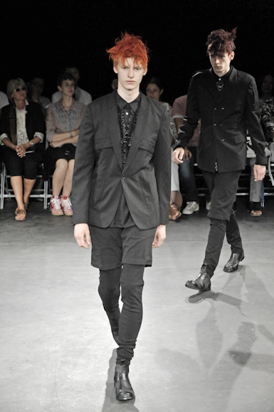 desfiles-commedesgarcons-parisverao2009menrtw-111