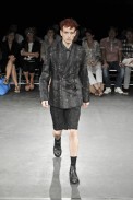 desfiles-commedesgarcons-parisverao2009menrtw-113