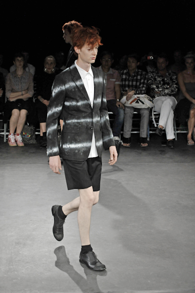 desfiles-commedesgarcons-parisverao2009menrtw-114