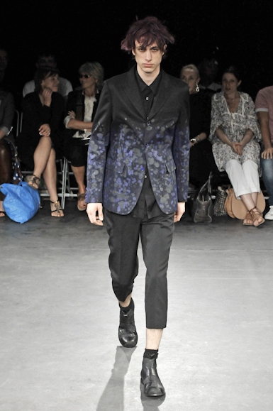desfiles-commedesgarcons-parisverao2009menrtw-115