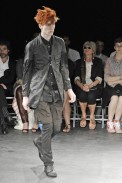 desfiles-commedesgarcons-parisverao2009menrtw-117