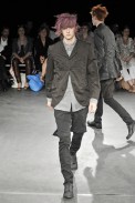 desfiles-commedesgarcons-parisverao2009menrtw-118