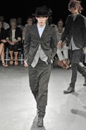 desfiles-commedesgarcons-parisverao2009menrtw-119