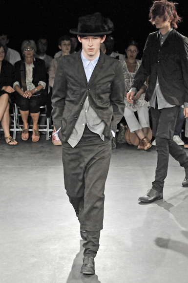desfiles-commedesgarcons-parisverao2009menrtw-119