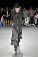 desfiles-commedesgarcons-parisverao2009menrtw-120