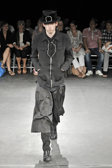 desfiles-commedesgarcons-parisverao2009menrtw-120