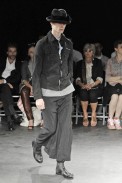 desfiles-commedesgarcons-parisverao2009menrtw-121