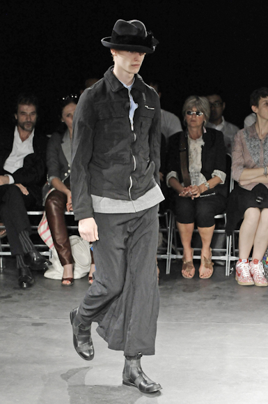 desfiles-commedesgarcons-parisverao2009menrtw-121
