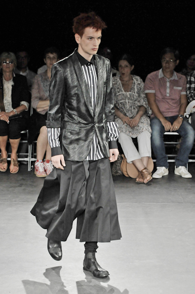 desfiles-commedesgarcons-parisverao2009menrtw-123