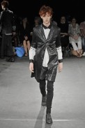 desfiles-commedesgarcons-parisverao2009menrtw-124