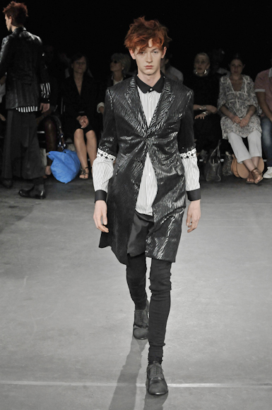 desfiles-commedesgarcons-parisverao2009menrtw-124