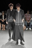 desfiles-commedesgarcons-parisverao2009menrtw-125