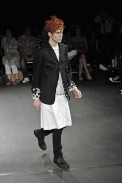desfiles-commedesgarcons-parisverao2009menrtw-126