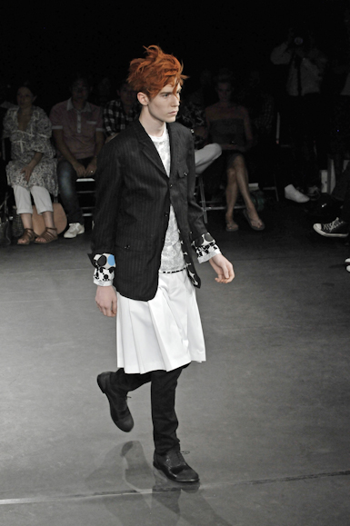 desfiles-commedesgarcons-parisverao2009menrtw-126