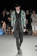 desfiles-commedesgarcons-parisverao2009menrtw-127