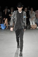 desfiles-commedesgarcons-parisverao2009menrtw-128