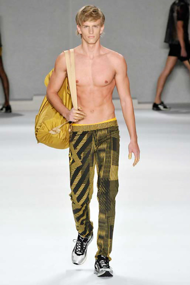 desfile-marioqueiroz-spfwverao2009rtw-103
