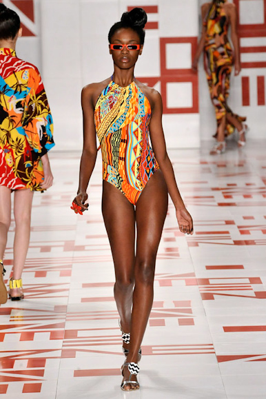 desfile-neon-spfwverao2009rtw-114