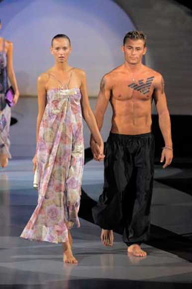 desfile-emporioarmani-milanverao2009rtw-189