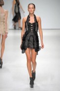 desfile-ckane-londresverao2009rtw-109