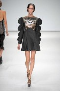 desfile-ckane-londresverao2009rtw-111