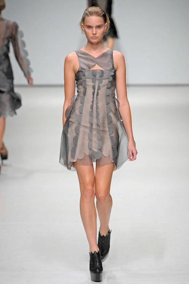 desfile-ckane-londresverao2009rtw-121