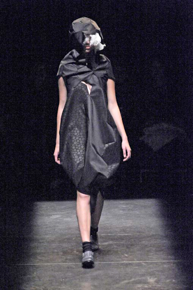 desfile-cdesgarcons-parisverao2009rtw-104