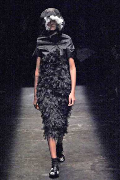 desfile-cdesgarcons-parisverao2009rtw-112