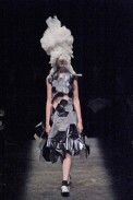 desfile-cdesgarcons-parisverao2009rtw-113