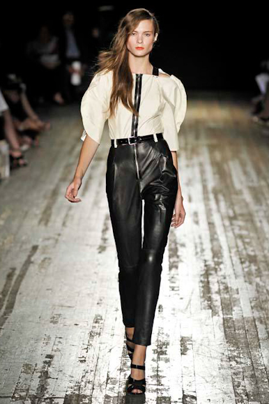 desfile-proenza-nyverao2009rtw-112