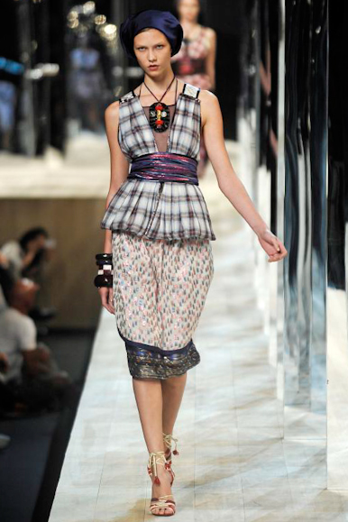 desfile-marcjacobs-parisverao2011rtw-124