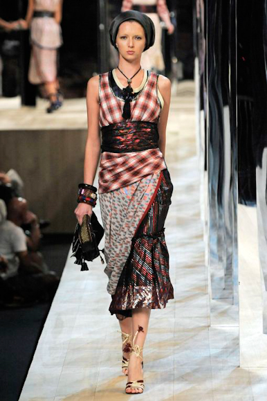 desfile-marcjacobs-parisverao2011rtw-125