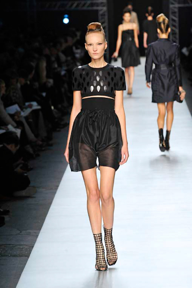 desfile-ysl-parisverao2009rtw-109