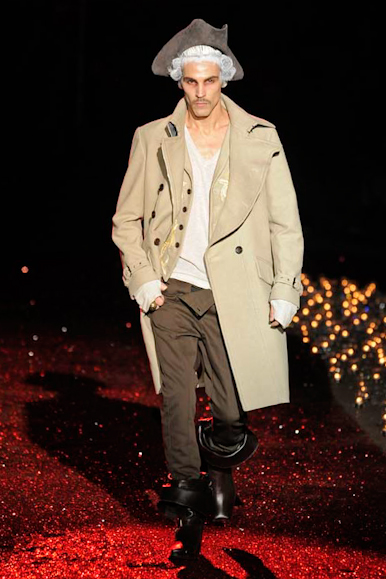 desfiles-jgalliano-parisinvernomen2009rtw-100