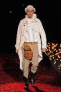 desfiles-jgalliano-parisinvernomen2009rtw-101