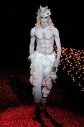 desfiles-jgalliano-parisinvernomen2009rtw-120