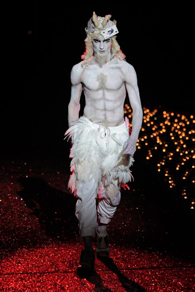 desfiles-jgalliano-parisinvernomen2009rtw-120