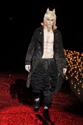 desfiles-jgalliano-parisinvernomen2009rtw-121