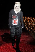 desfiles-jgalliano-parisinvernomen2009rtw-125