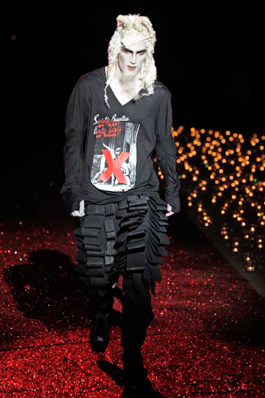 desfiles-jgalliano-parisinvernomen2009rtw-125